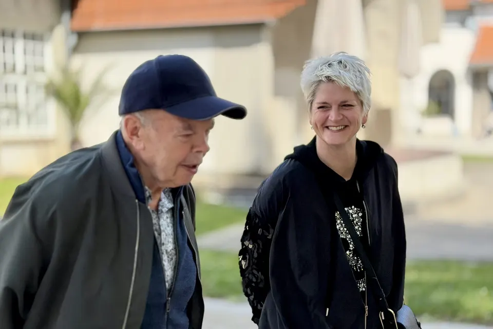 Anja Mattausch und ein lachender Senior im Park