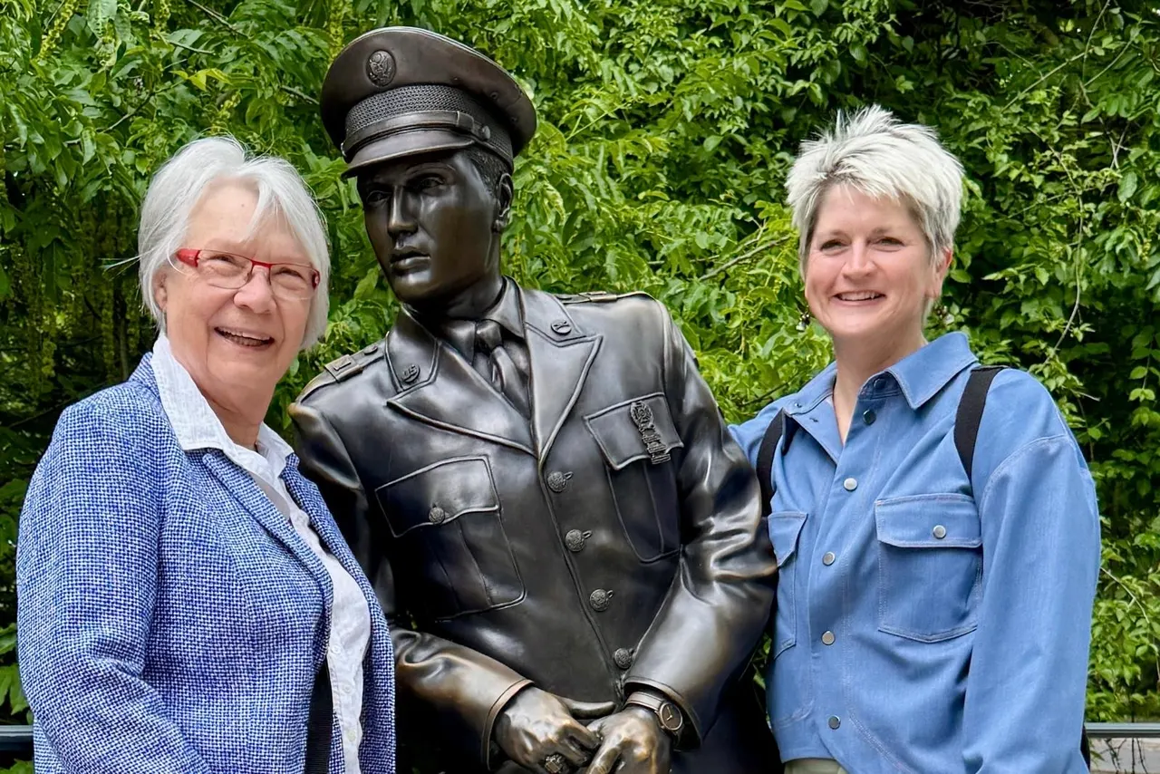 Anja Mattausch und eine Seniorin neben der Elvis-Statue in Bad Nauheim
