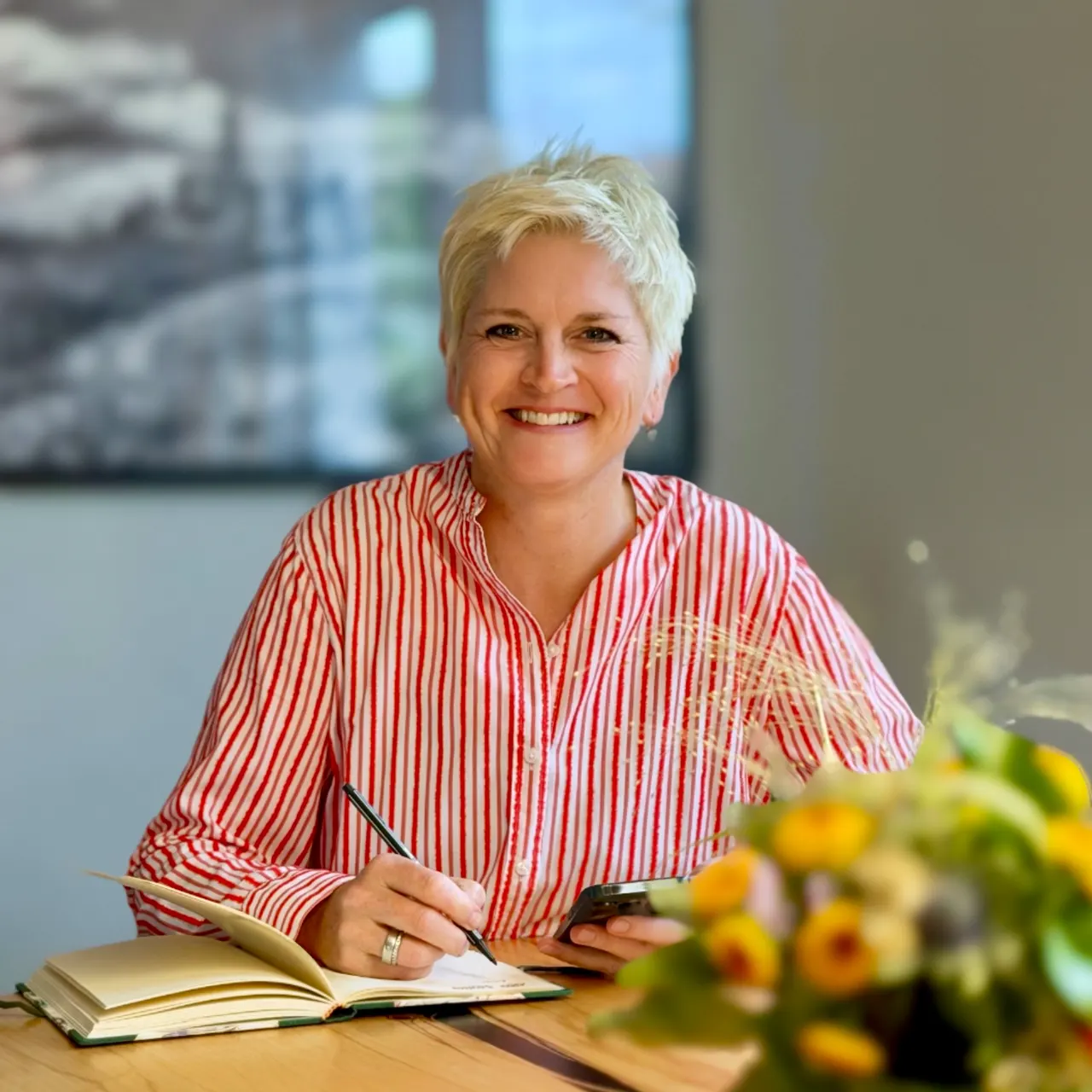 Anja Mattausch am Schreibtisch beim Notieren